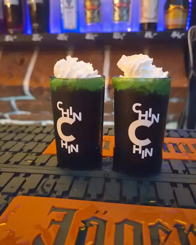 Dwa drinki z pianką w czarnych kubkach