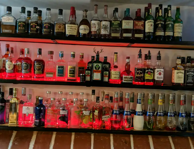 Podświetlona półka z butelkami za barem
