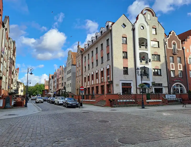 Kamienice przy Starym Rynku w Elblągu w słońcu